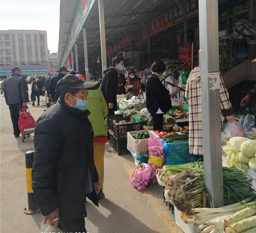 图为：市民在北园春市场购买蔬菜_副本.jpg