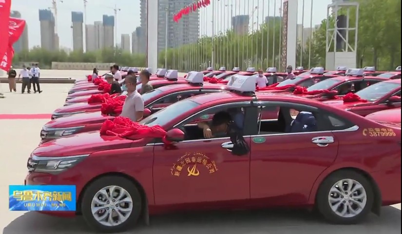 图为：崭新的传祺GA4出租车在新疆国际会展中心交车_副本.jpg