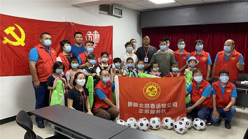 图为：社区领导及工作人员、北园春志愿服务队员代表与11名孩子和家长留影_副本.jpg