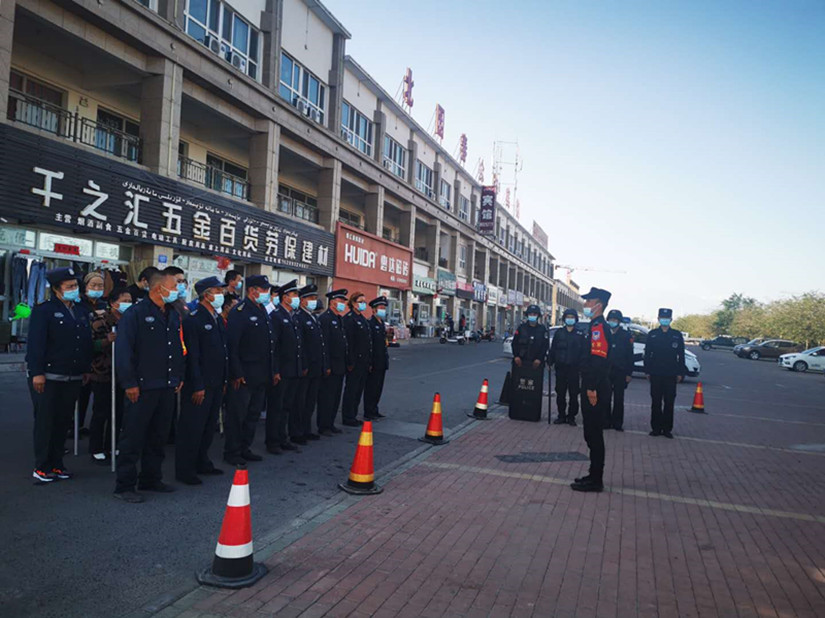 图为：乌苏北园春市场治安员列队接受教官的指导_副本.jpg