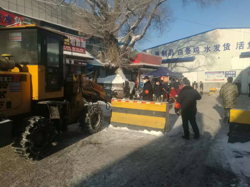 图为：副食市场扫雪现场_副本.jpg